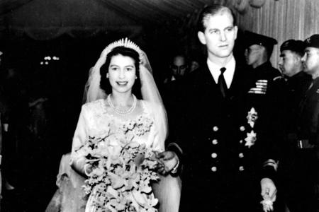 1947 heiratet sie ihre Jugendliebe Prinz Philip, den heutigen Herzog von Edinburgh, mit dem sie vier Kinder hat: Charles, An...