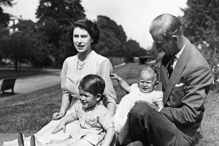 Im November 1948 bringt Elizabeth II. ihr erstes Kind, Prinz Charles zur Welt. Prinzessin Anne folgt im August 1950. Im Gart...
