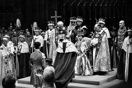 Die Krönung des britischen Monarchen hat eine fast tausendjährige Tradition: Der Erzbischof von Canterbury führt den Regente...
