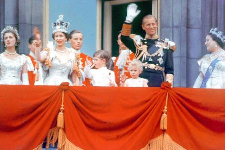 Nach der Krönungszeremonie zeigt sich Queen Elizabeth II. zusammen mit ihrem Ehemann Prinz Philip und ihren beiden Kindern P...