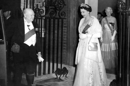 Am Abend vor seiner Pensionierung im April 1955 lädt Sir Winston Churchill Queen Elizabeth II. zum Abendessen ein.