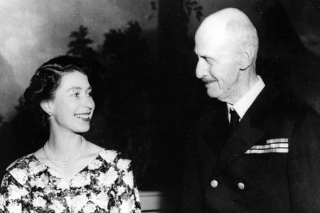 Royals unter sich: Queen Elizabeth II. und der König von Norwegen, König Haakon VII. im Jahr 1955.