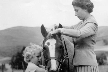 Neben den königlichen Pflichten nimmt sich Queen Elizabeth II. auch Zeit für ihre Kinder. Hier mit ihrer Tochter Anne im Sep...