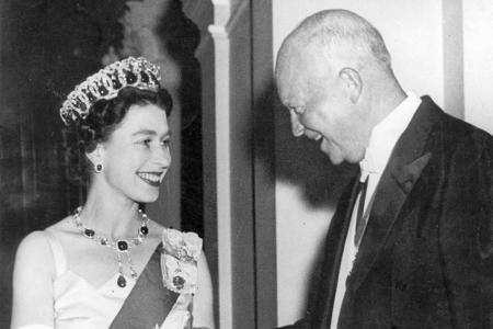 Während eines Besuchs in Amerika 1957 empfängt US-Präsident Dwight D. Eisenhower Queen Elizabeth II. in Washington.