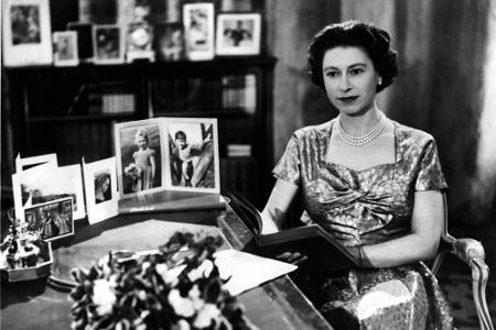 Die jährliche Weihnachtsansprache gehört zu den Aufgaben der Königin. 1957 wird die Ansprache zum ersten Mal auch im Fernseh...
