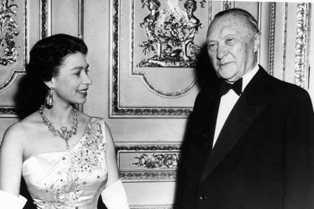 Der erste Bundeskanzler der Bundesrepublik Deutschland, Konrad Adenauer, wird von Queen Elizabeth II. 1958 in Windsor Castle...