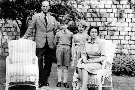 Die königliche Familie im Jahr 1959: Queen Elizabeth und Prinz Philip mit ihren Kindern Charles und Anne.