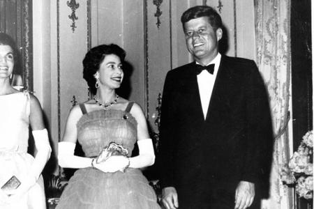 Die Königin trifft ein weiteres Staatsoberhaupt: 1961 besucht sie der US-Präsident John F. Kennedy in London.