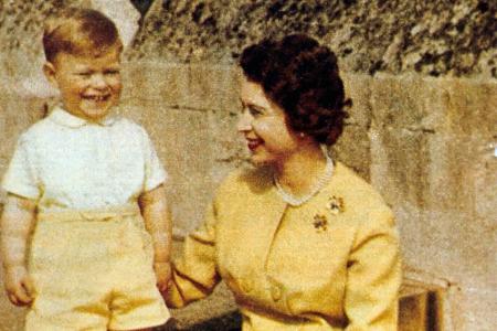 Der zweitälteste Sohn, Prinz Andrew, mit seiner Mutter Queen Elizabeth II. und ihren Corgis. Ihren ersten Hund dieser Rasse ...