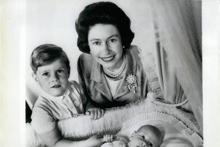 Im März 1964 bringt Queen Elizabeth II. ihr viertes Kind, Edward, zur Welt.
