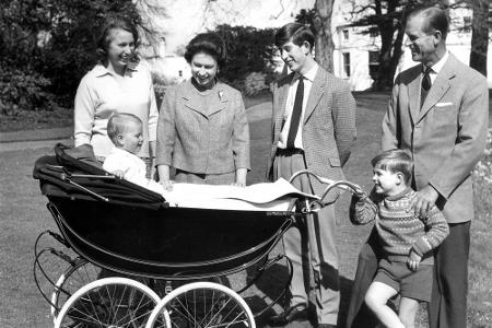 Ein Familienfoto im Frühling 1965: Queen Elizabeth II. posiert mit ihren vier Kindern und Ehemann Prinz Philip für die Kamera.