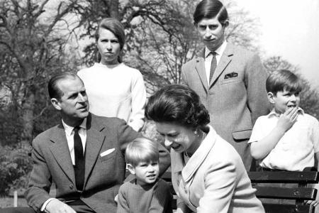 Ein Familienfoto der Royals aus dem Jahr 1968. Charles ist inzwischen 19 Jahre alt, Anne 17, Andrew 8 und Edward 4.