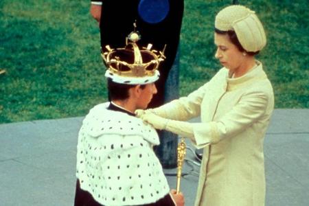 Bei der Feier muss er in traditioneller Robe vor seiner Mutter, Queen Elizabeth II., niederknien.