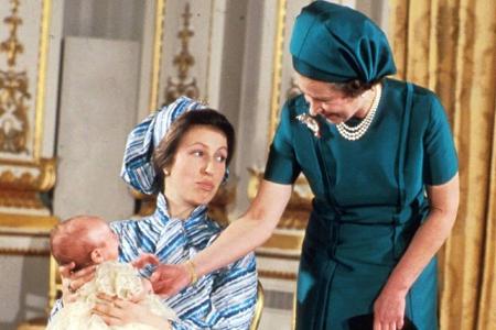 Staatsoberhaupt, Mutter und jetzt auch noch Großmutter: Die Queen bei der Taufe ihres ersten Enkels, Annes Sohn Peter Philip...