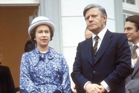 1978 besucht Queen Elizabeth II. Deutschland und wird von Bundeskanzler Helmut Schmidt empfangen.