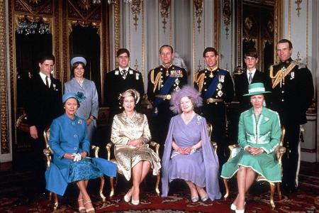 Zum 80. Geburtstag von Queen Elizabeth, der Mutter von Queen Elizabeth II., versammeln sich 1980 die Mitglieder der royalen ...