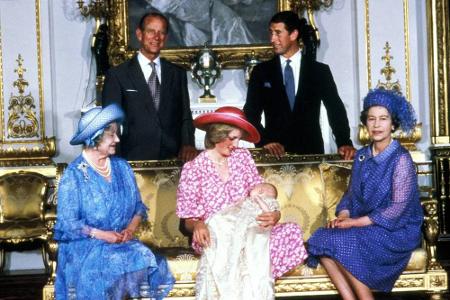 Im darauffolgenden Jahr, 1982, kommt mit William der erste Sohn von Charles und Diana auf die Welt und Queen Elizabeth II. w...