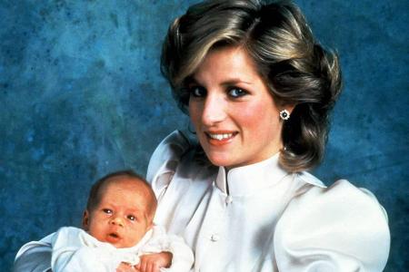1984 erblickt ein weiterer Enkel der Queen das Licht der Welt. Diana und Charles bekommen ihren zweiten Sohn, Prinz Harry.