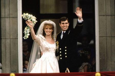 Am 23. Juli 1986 heiratet Prinz Andrew Sarah Ferguson, genannt Fergie. Die beiden bekommen die Töchter Beatrice und Eugenie....