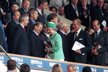 England ist Gastgeber der Fußball Europameisterschaft 1996 und Queen Elizabeth II. repräsentiert ihr Land im Stadion.