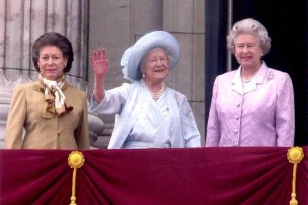 Das Königshaus feiert einen runden Geburtstag im Jahr 2000: Die Mutter von Elizabeth II. und Margaret, Queen Mum, wird 100 J...