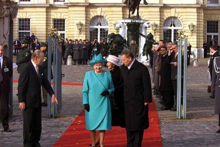 Queen Elizabeth II. trifft 2004 den Bundespräsidenten Horst Köhler in Schloss Charlottenburg in Berlin.
