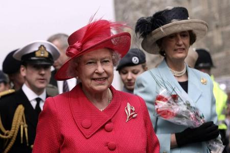 Im Jahr 2006 feiert die Queen in knalligem Rot ihren 80. Geburtstag.