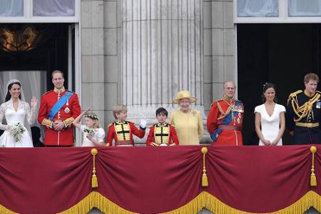 2011 heiraten Prinz William und Kate Middleton und ganz England feiert das Königshaus. Queen Elizabeth II. erscheint in eine...