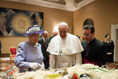Papst Franziskus empfängt 2014 Queen Elizabeth II. im Vatikan.