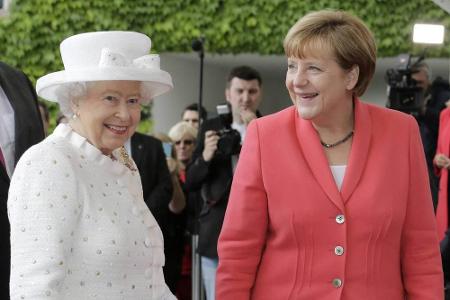 Im Jahr 2015 trifft Queen Elizabeth II. die deutsche Kanzlerin Angela Merkel.