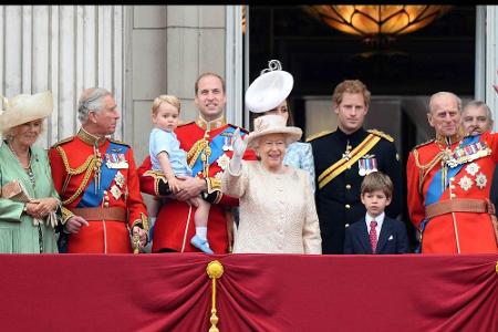 Trooping the Colour 2015: Inzwischen versammeln sich vier Generationen Royals auf dem Balkon. Und noch einen Rekord gilt es ...