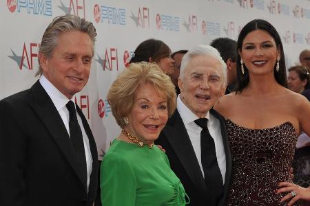 Michael Douglas und seine Ehefrau Catherine Zeta-Jones besuchten im Jahr 2009 zusammen mit Kirk und Anne Douglas (in Grün) e... Michael Douglas und seine Ehefrau Catherine Zeta-Jones besuchten im Jahr 2009 zusammen mit Kirk und Anne Douglas (in Grün) e...
