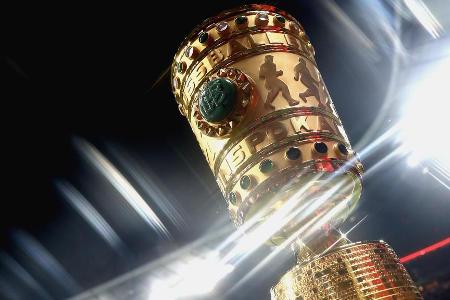 Seit 1935 spielen die deutschen Fußball-Mannschaften den Pokalsieger unter sich aus. Bis 1943 traten die Teams im Tschammerp...
