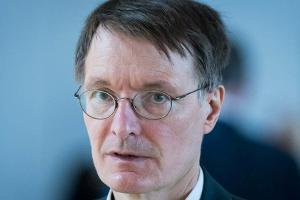 Karl Lauterbach musste sich am Auge operieren lassen