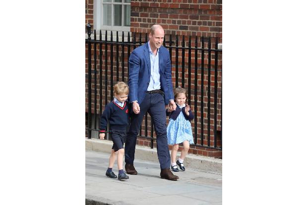 Es war das Ende eines langen Wartens: Am Nachmittag des 23. April nahm Prinz William seine Kinder Charlotte und George an di...