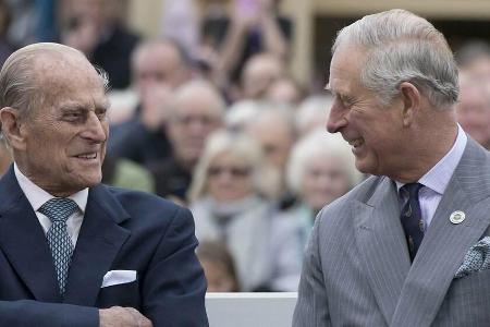 Prinz Philip und Prinz Charles bei einem gemeinsamen Auftritt 2016 Prinz Philip und Prinz Charles bei einem gemeinsamen Auftritt 2016