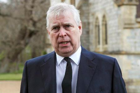 Prinz Andrew vor der All Saints Chapel im Windsor Great Park in Berkshire.