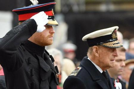 Prinz Harry (l.) und Prinz Philip im Jahr 2016