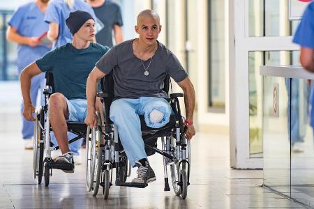 Leo (Tim Oliver Schultz, rechts) und Jonas (Damian Hardung) rücken im Krankenhaus immer näher zusammen.
