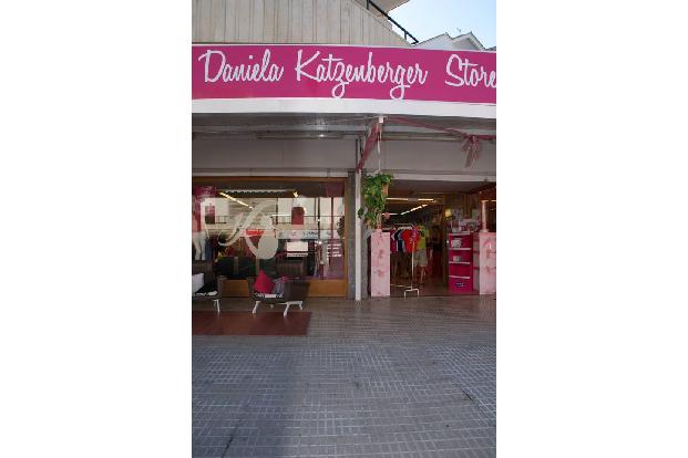 ...eröffnete sogar einen Fanshop in Santa Ponsa auf Mallorca. Dort eröffnete sie zudem ein eigenes Café, das sie 2017 allerd...