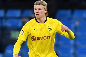Haaland gibt Schiedsrichter-Assistent Autogramme