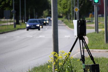 Wird das Limit um bis zu 15 km/h überschritten, waren innerorts bislang 25 Euro fällig - jetzt sind es 50 Euro. Außerorts be...