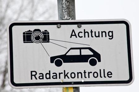 Wer innerorts 21-25 km/h zu schnell fährt, muss nicht nur 80 Euro zahlen, sondern bekommt zusätzlich 1 Punkt in Flensburg un...