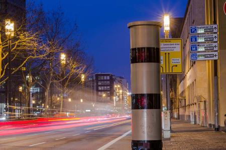 Bei 26-30 km/h zu schnell werden innerorts 100 Euro fällig. Außerdem gibt es 1 Punkt und einen Monat Fahrverbot. Außerorts m...