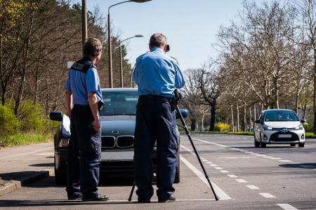 Rasen Sie in einer Ortschaft mit 31 bis 40 km/h zu schnell, wird es richtig teuer: 160 Euro und 2 Punkte plus 1 Monat Fahrve...