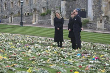 Sophie von Wessex, Tochter Louise und Prinz Edward in dem Meer aus Blumen.