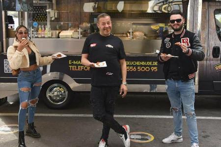 Schauspieler und Sänger Willi Herren mit seiner Tochter Alessia und sein Sohn Stefano bei der Eröffnung seines Foodtrucks vo... Schauspieler und Sänger Willi Herren mit seiner Tochter Alessia und sein Sohn Stefano bei der Eröffnung seines Foodtrucks vo...