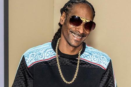 Snoop Dogg zeigt sich vor der Kamera beim Kiffen.