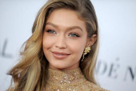 Auch Model Gigi Hadid kam ein Scherz teuer zu stehen. Nachdem ein Video von ihr auftauchte, in dem sie Schlitzaugen machte u...