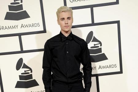 Justin Bieber musste sich ebenfalls bereits die ein oder andere Kritik zu seiner Person anhören. 2013 waren vor allem die Ti...